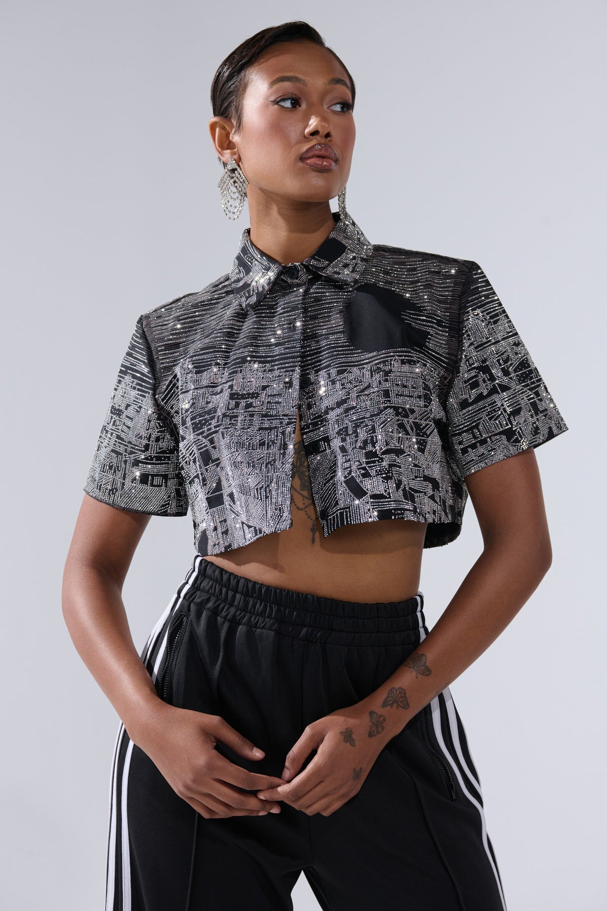 ALL AROUND THE WORLD BUTTON DOWN TOP IN BLACK