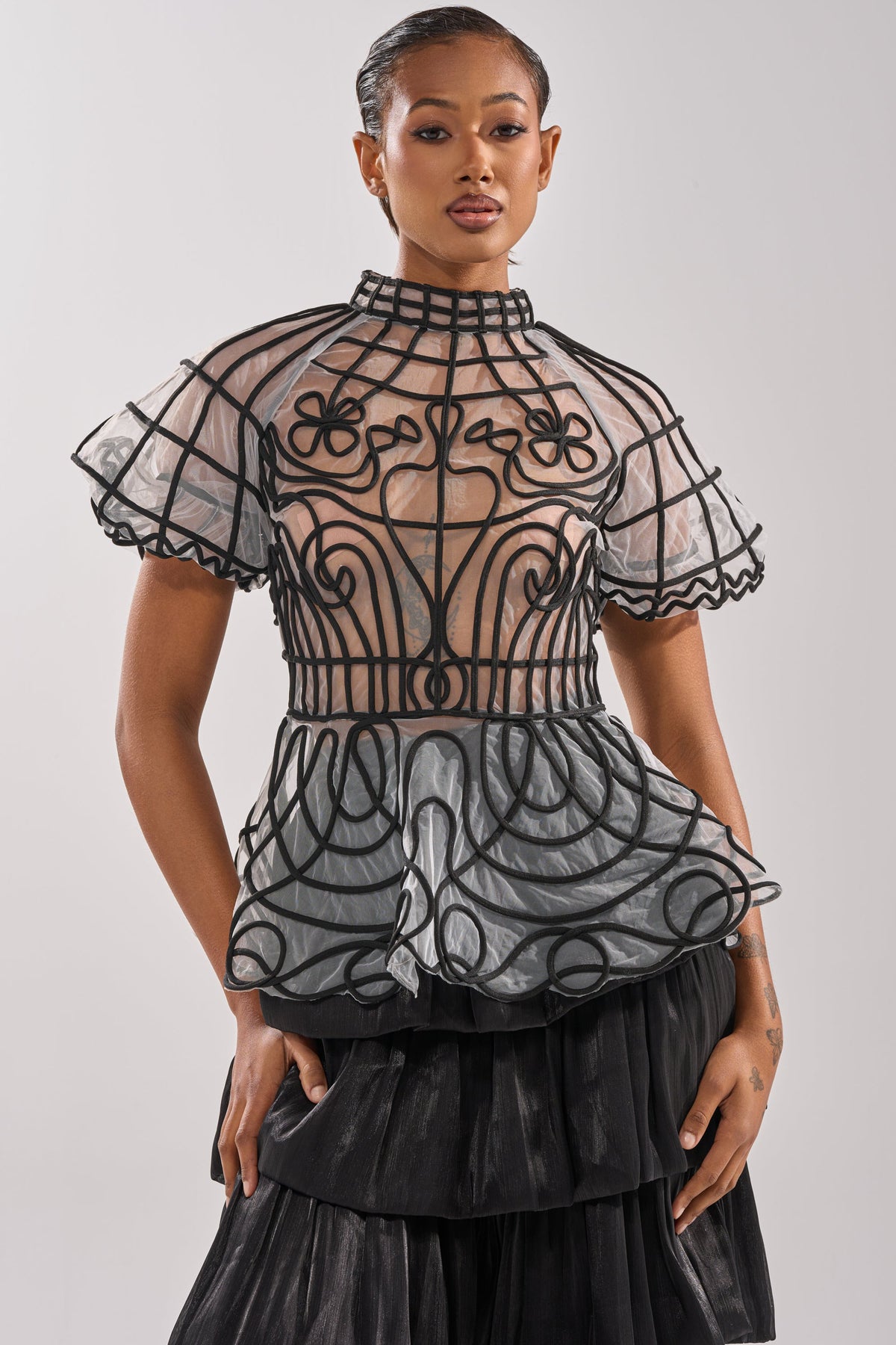 DOLL FACE SHORT SLEEVE STRUCTURED BLOUSE