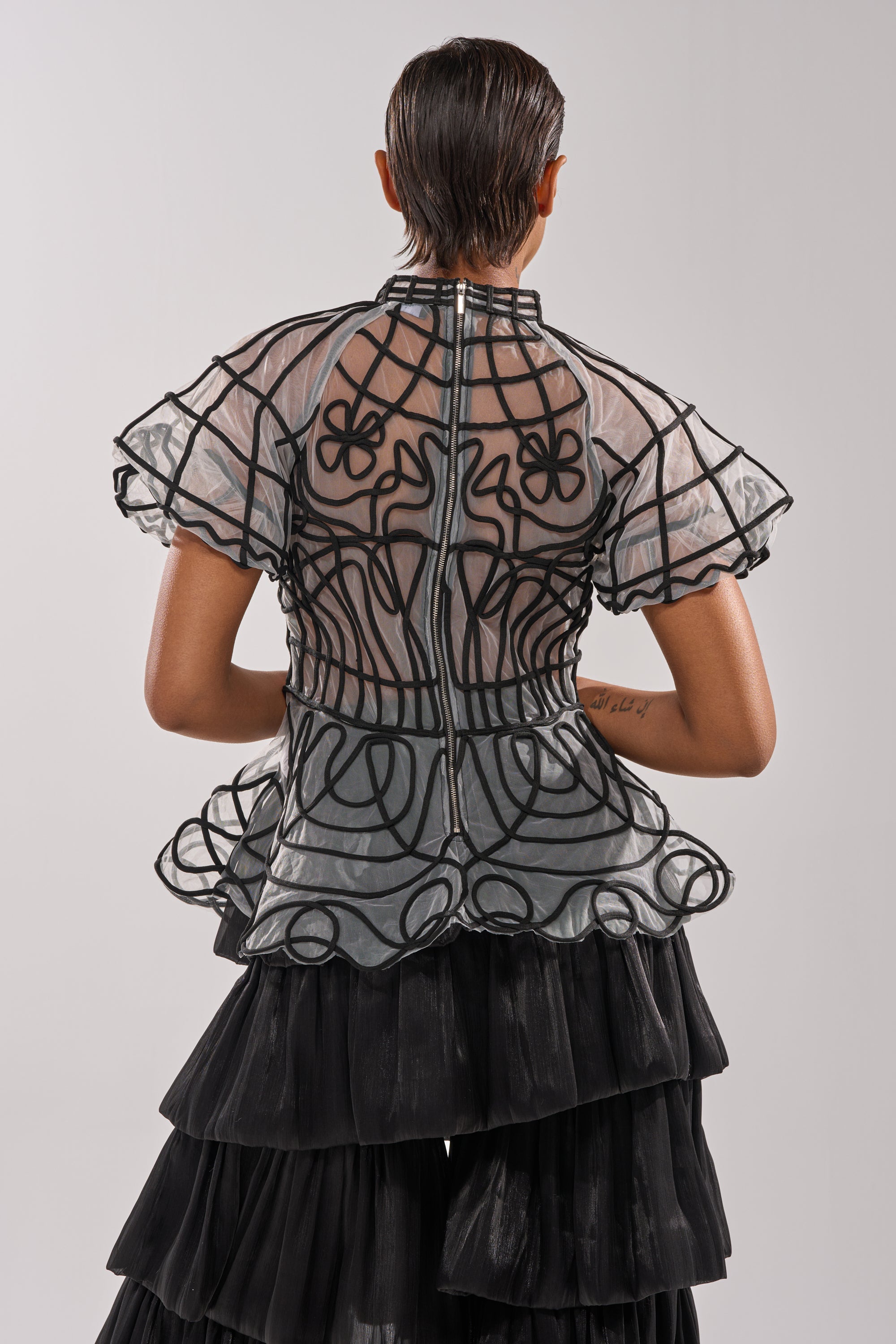 DOLL FACE SHORT SLEEVE STRUCTURED BLOUSE