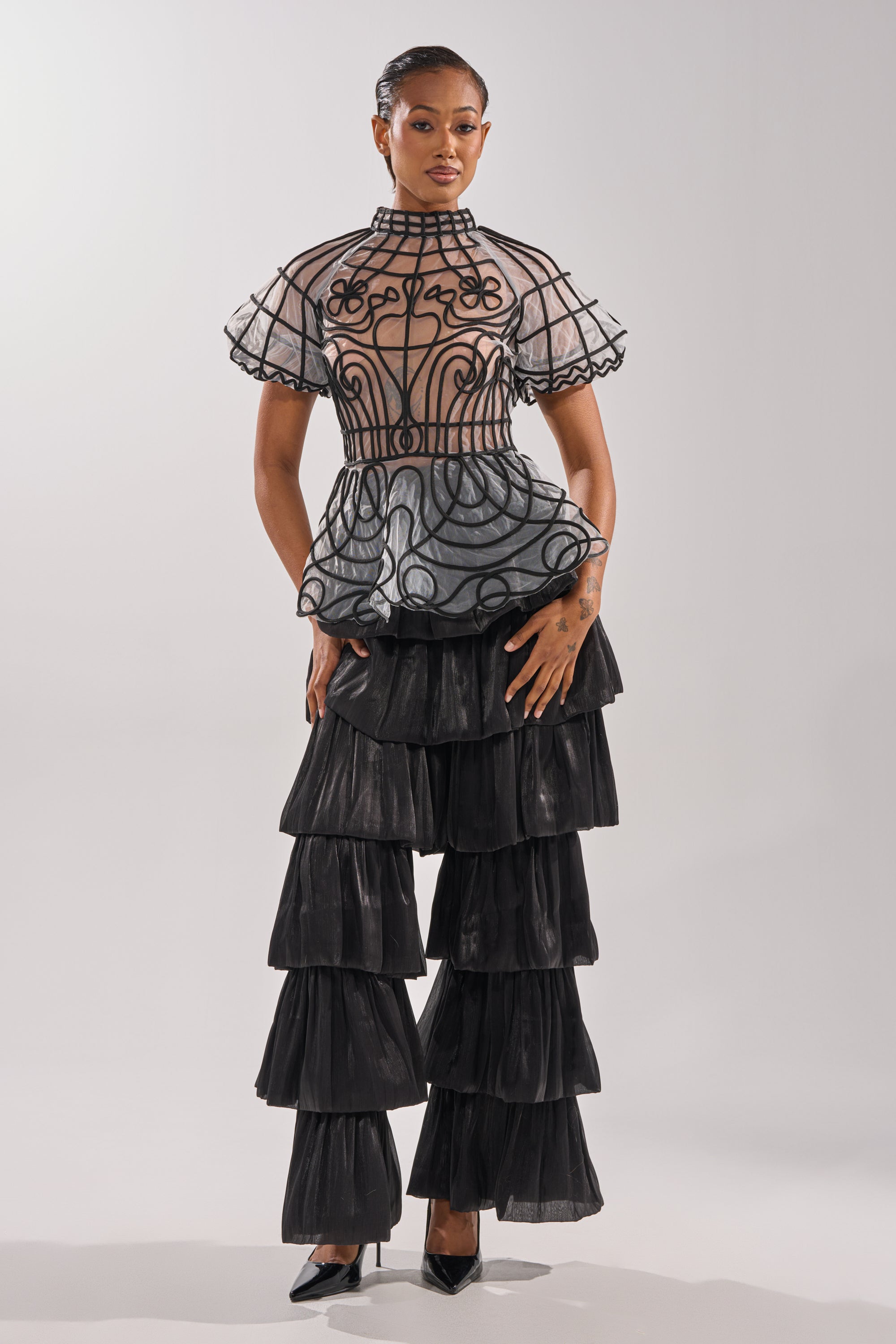 DOLL FACE SHORT SLEEVE STRUCTURED BLOUSE
