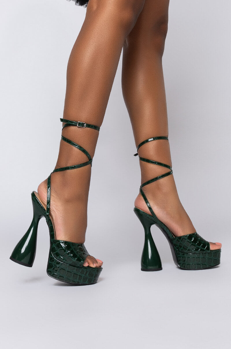 AZALEA WANG WAKE THE NEIGHBORS CHUNKY SANDAL IN GREEN