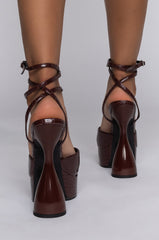 AZALEA WANG WAKE THE NEIGHBORS CHUNKY SANDAL IN NUDE CROC