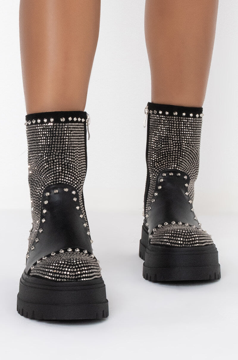 AZALEA WANG WEEKEND MODE FLATFORM BOOT IN BLACK