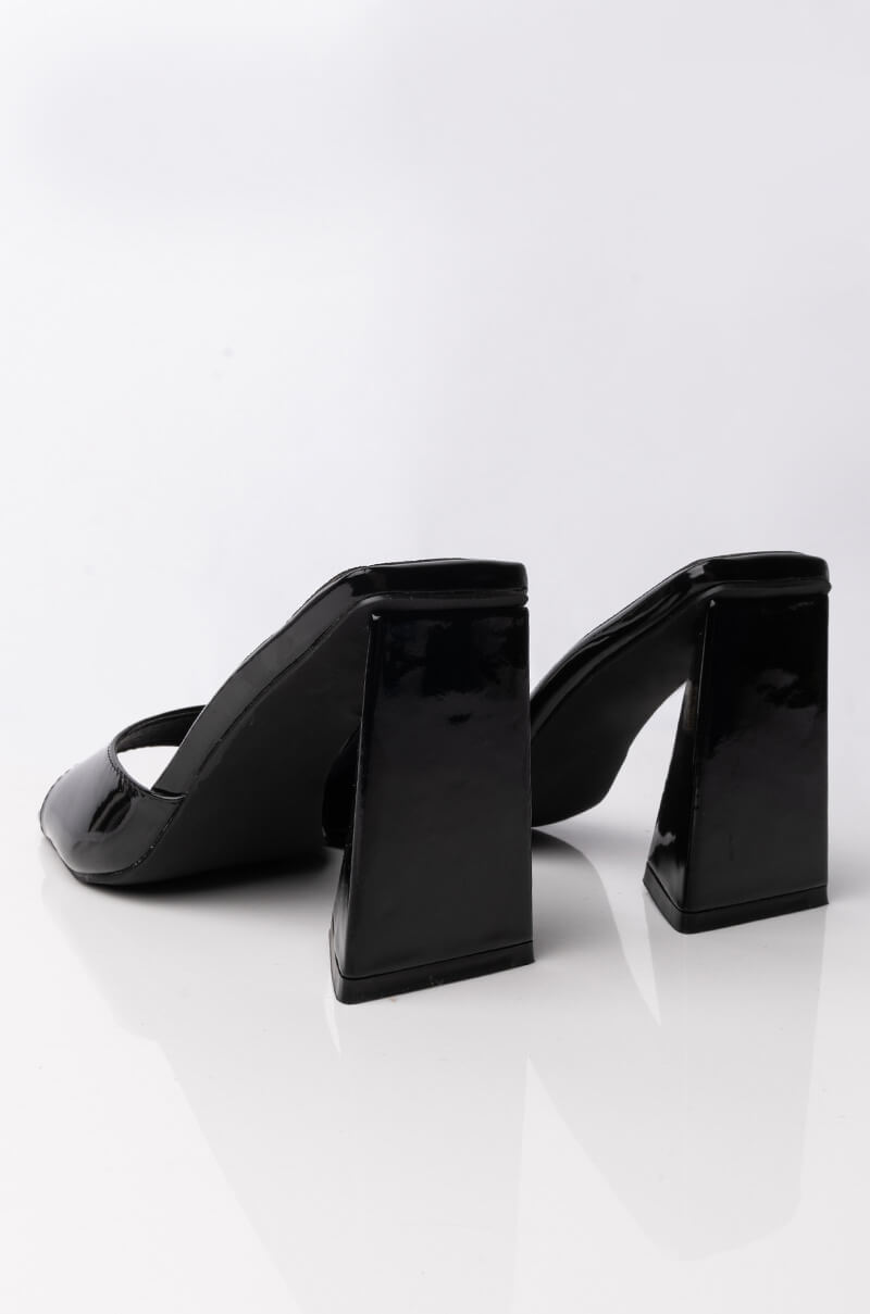 AZALEA WANG WORK FOR IT CHUNKY SANDAL IN BLACK