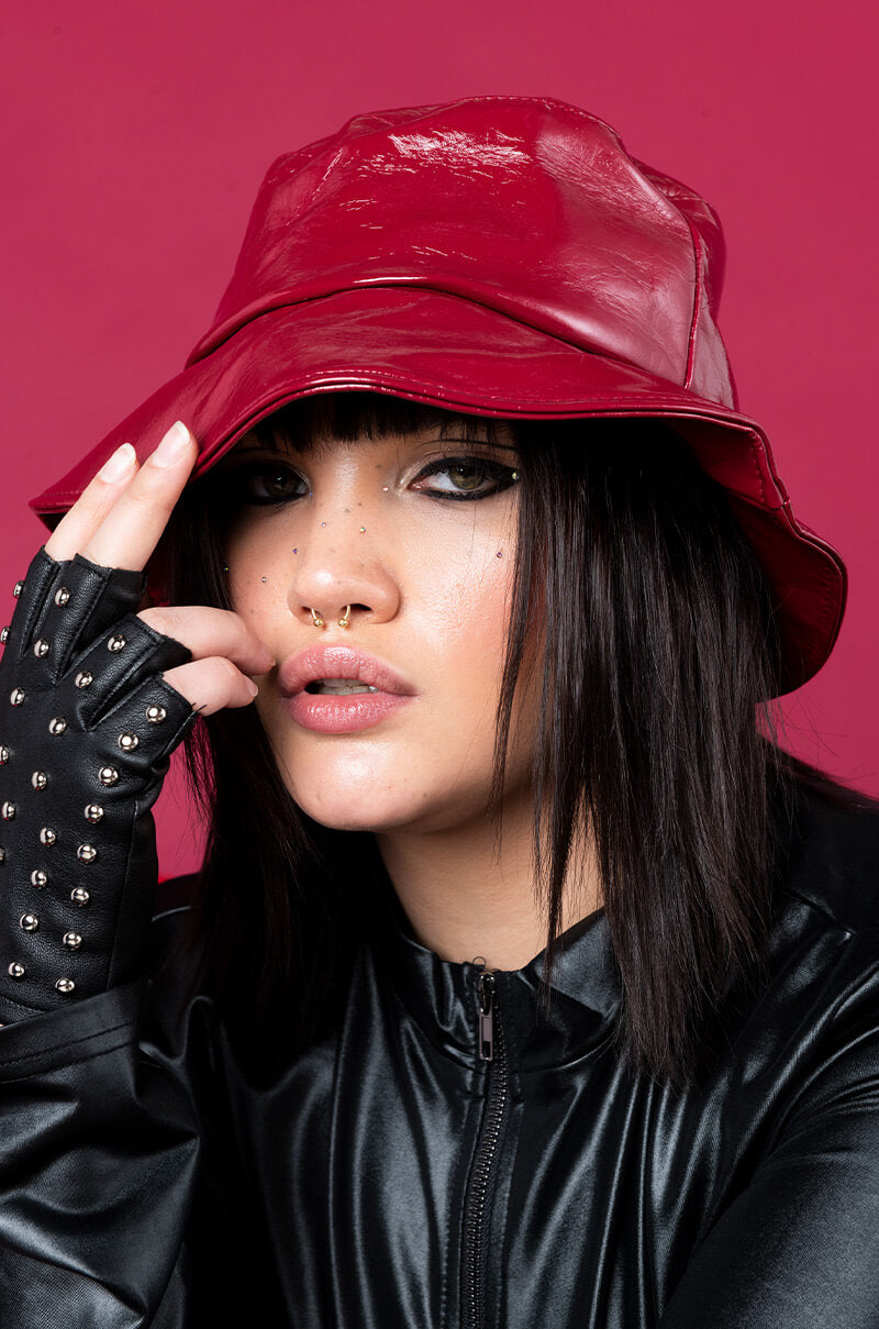 BELLA FAUX LEATHER BUCKET HAT BURGUNDY