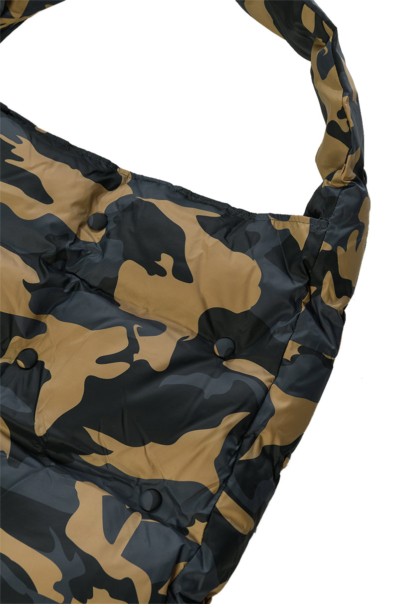 CAMPING TUFTED PUFFER TOTE IN CAMO