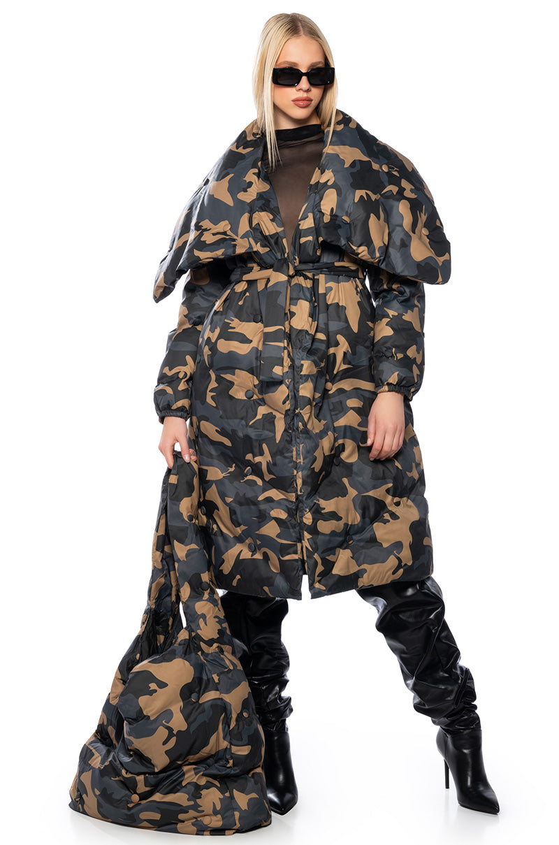 CAMPING TUFTED PUFFER TOTE IN CAMO