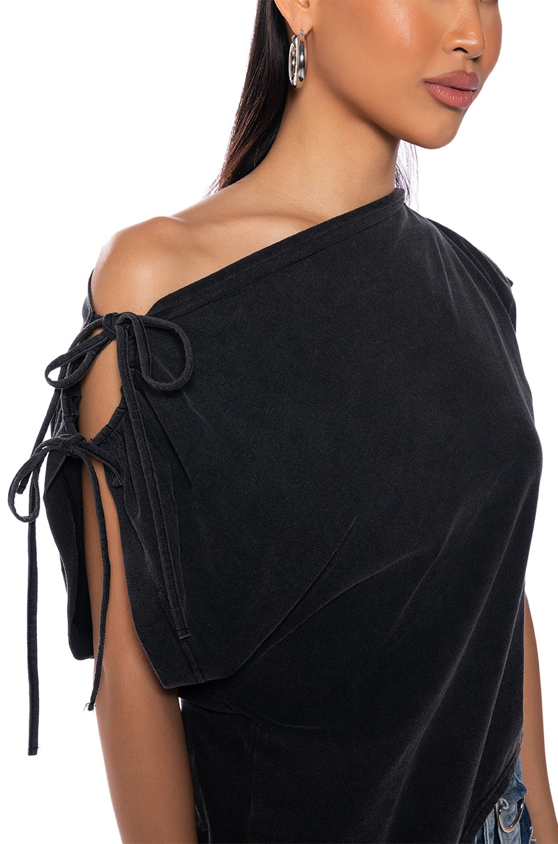 CATIE BOAT NECK ASYMMETRICAL TSHIRT